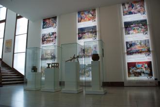 The posters are printed on self-adhesive material and placed in front of big windows Museo Mundial_CZ_Planet_1