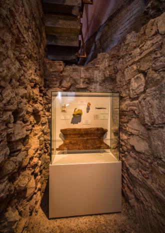 Among other exhibits, visitors can see an original fragment from a medieval toilet seat designed for two people Museo Mundial_HU_Hygiene_2
