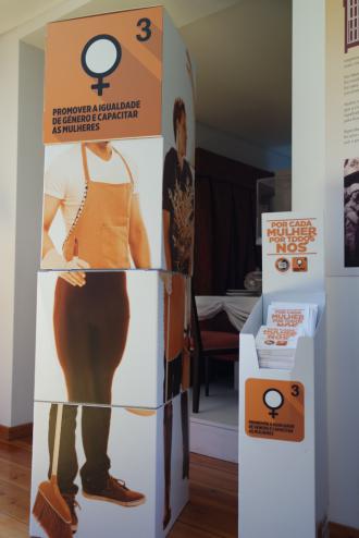 The main feature are nine cubes measuring 50 cm x 50 cm x 50 cm, displaying six images of professions and a side of general information Museo Mundial_PT_Women_1