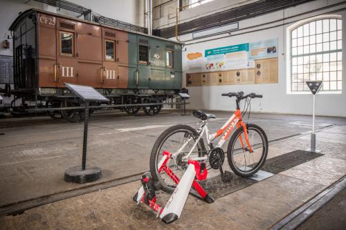 Sitting on and pedalling the bike, the visitor drives a connected dynamo that runs the railway traffic light. As the visitor pedals faster and faster, the white light switches to red. HU_Education_1